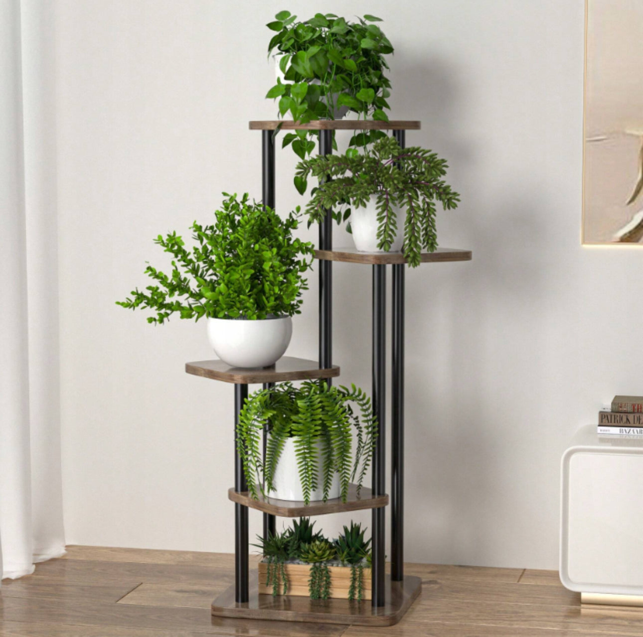 Moderne blomsterstativ i metall og tre med fem nivåer for planter