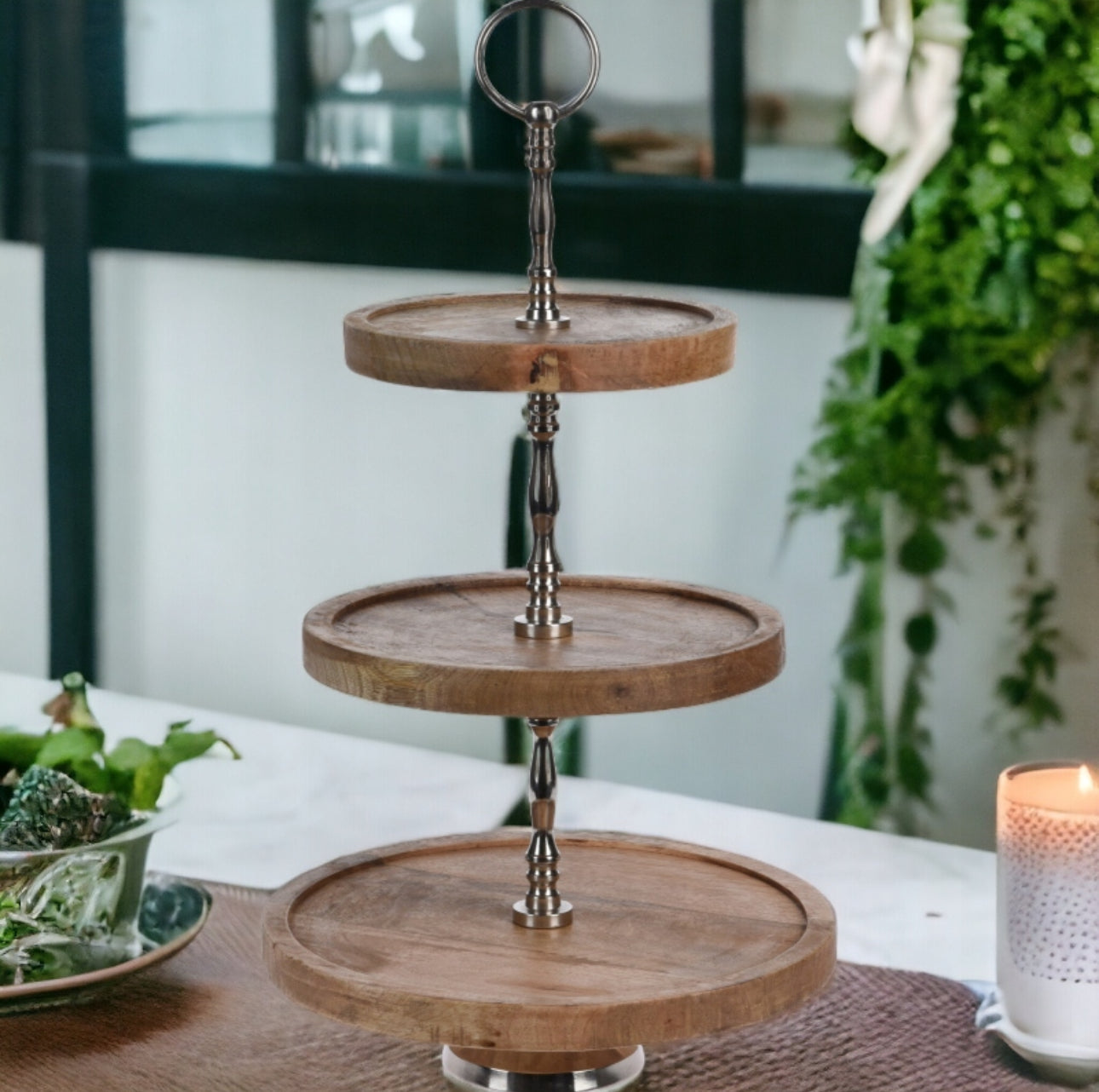 Treetasjes serveringsfat i naturlig tre med metallhåndtak, plassert på kjøkkenbenk med cupcakes i ulike farger