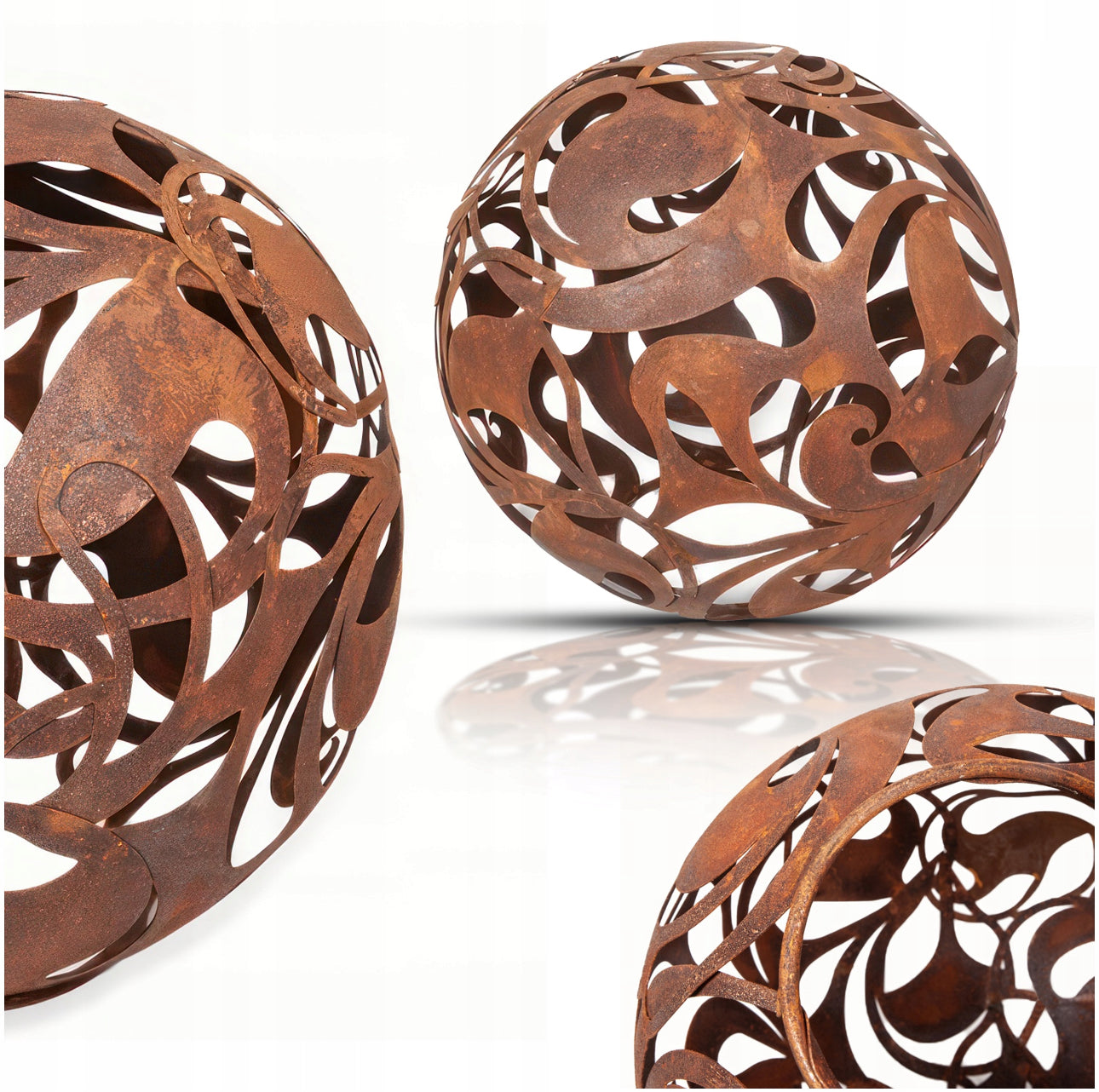 Dekorativ rustbrun lykt i cortenstål med utskårne mønstre på hvit bakgrunn