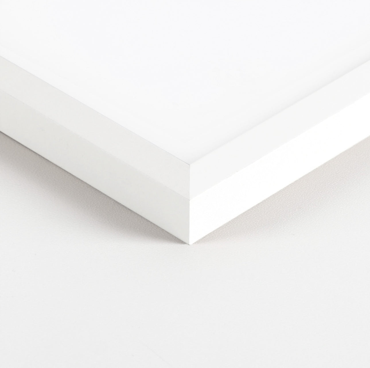 Nærbilde av hvit ramme i minimalistisk design for kunstplakat.