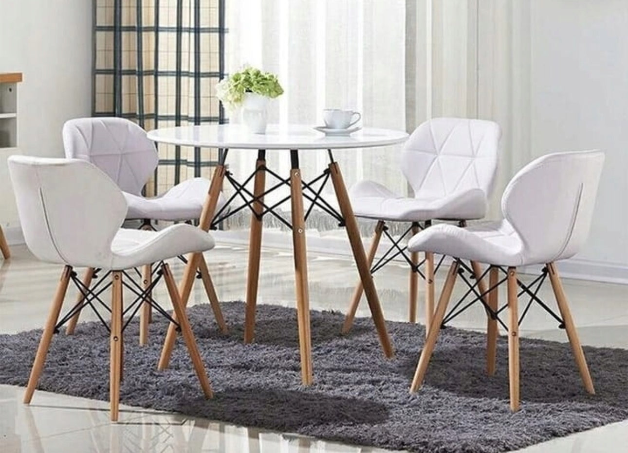 Moderne spisegruppe med hvitt rundt bord (80x75 cm) og 2 hvite stoler i slitesterk økoskinn – ben i naturlig bøk