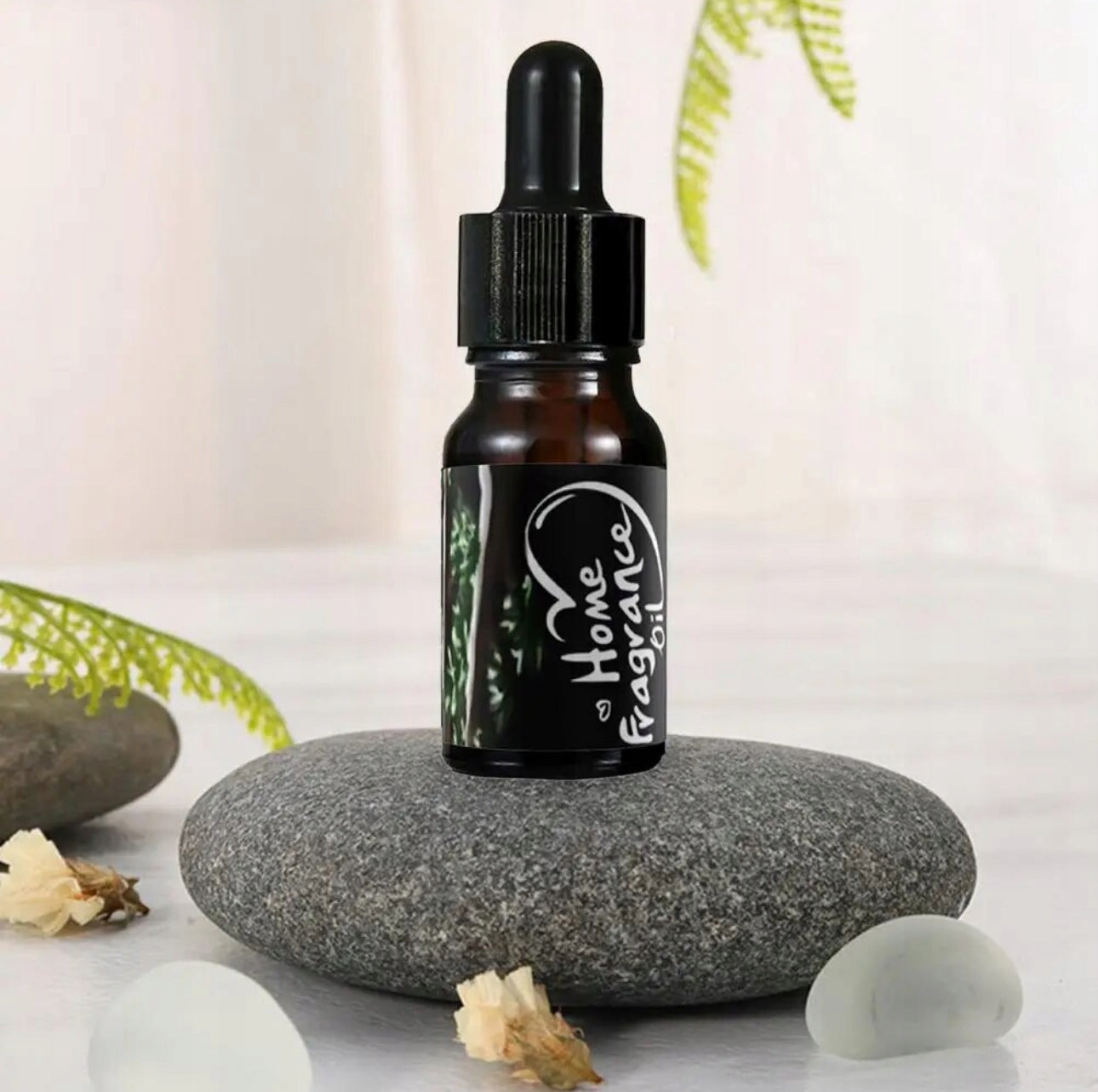 Sett med 12 naturlige eteriske oljer til diffuser og aromaterapi, inkludert dufter som lavendel, sitron, rose og kanel. Perfekt for avslapning, stressreduksjon og å skape en behagelig atmosfære i hjemmet. Høykvalitets oljer i praktisk 10ml flaske, ideelle for bruk i luftfuktere, badekar og massasje.