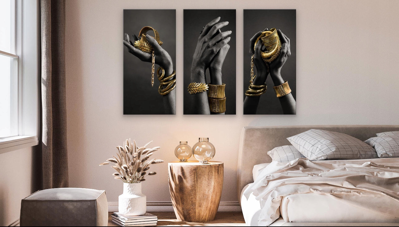 Soverom med svart og gull triptyk kunst på veggen over nattbord og seng