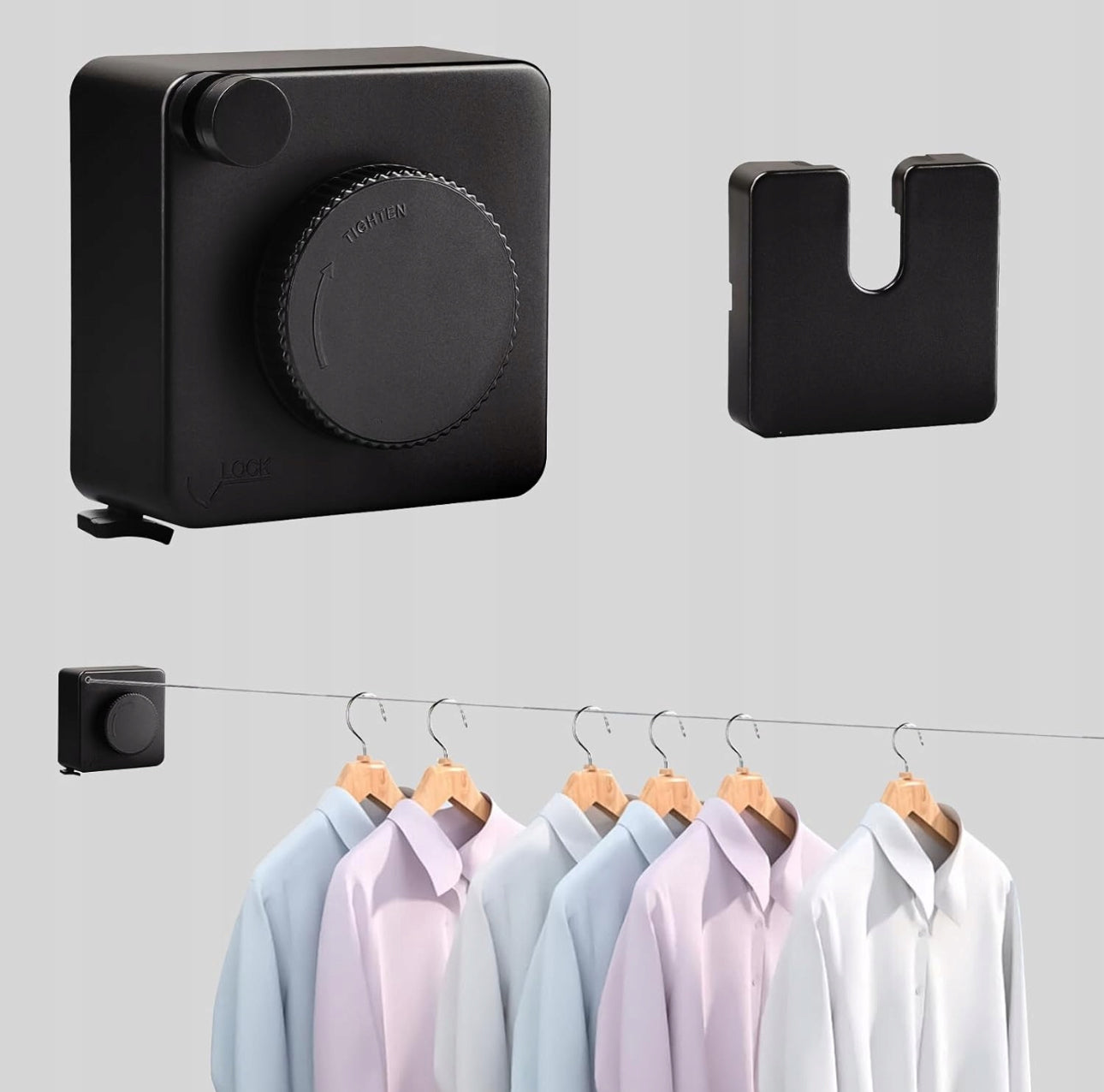 Tørkesnor og veggfeste med flere skjorter hengt opp i minimalistisk miljø