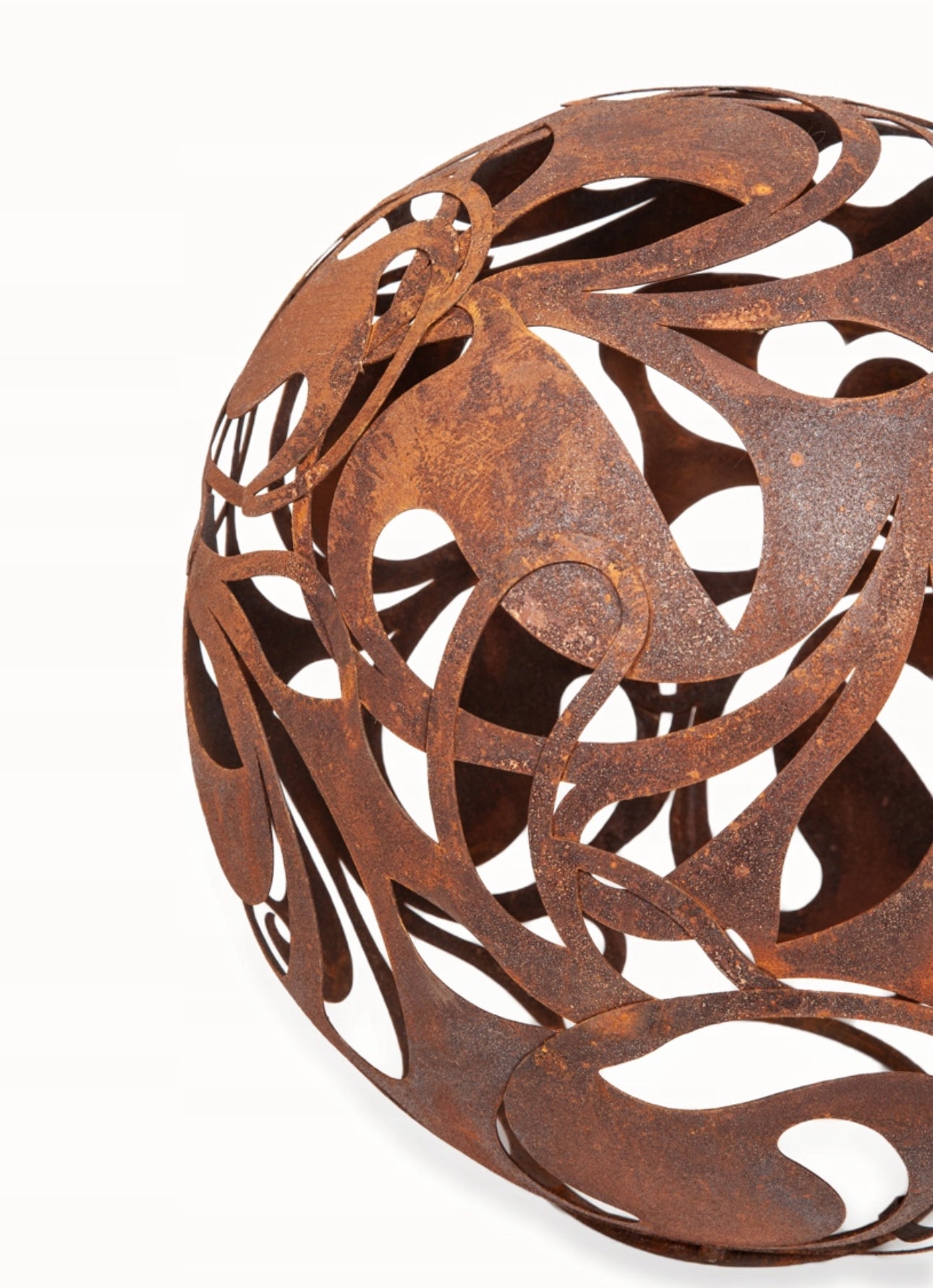 Nærbilde av cortenstål-lykt med intrikate mønstre og rustet tekstur