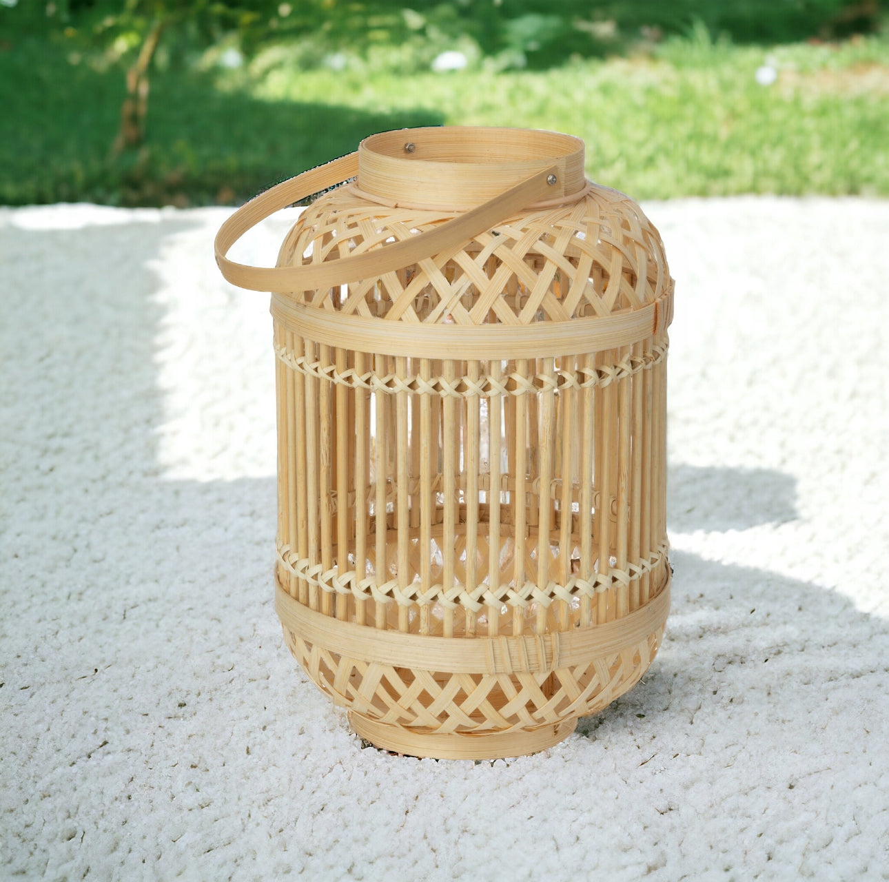 Bambuslykt i beige på hvit uteplass i sollys, skaper sommerlig stemning