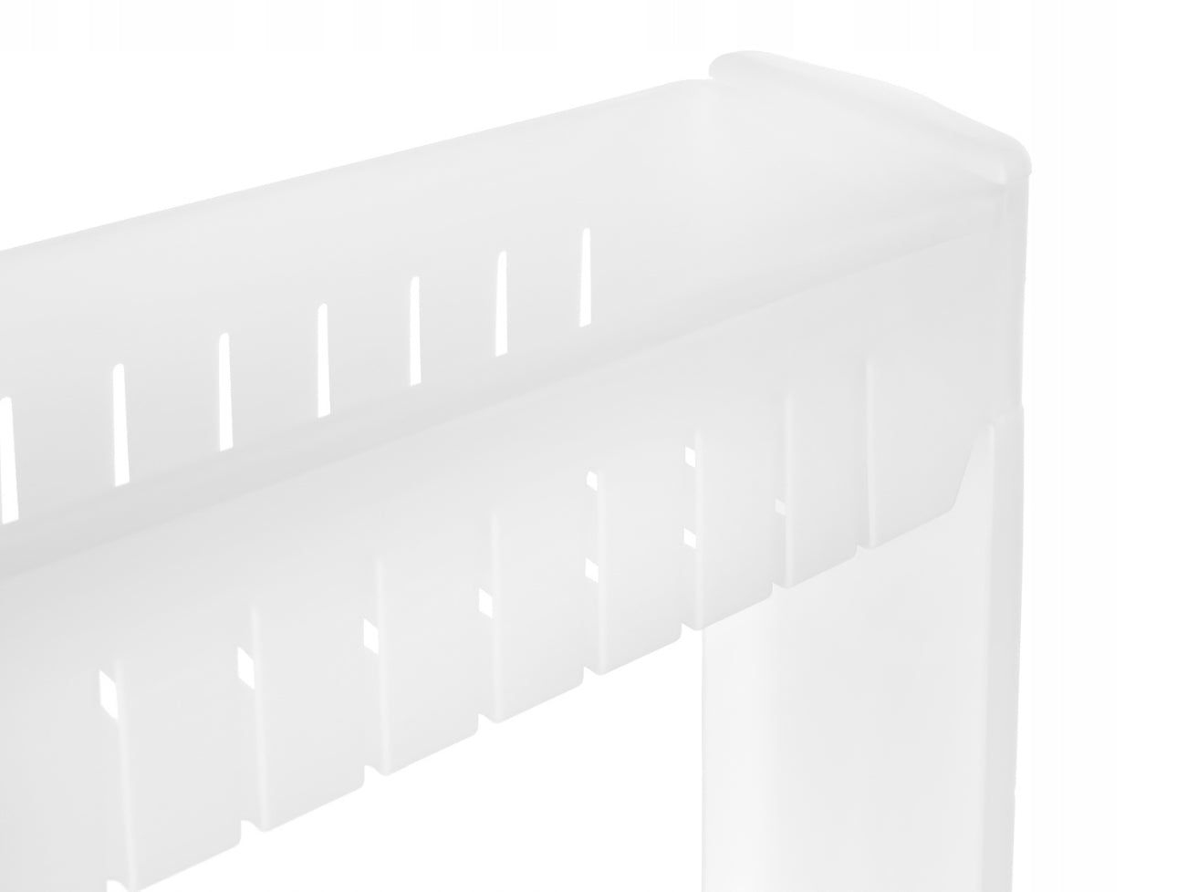 Mobil smal hylle på hjul med tre nivåer – ideell for oppbevaring på kjøkken, bad og i vaskerom. Praktisk plassbesparende design i hvit plast, enkel å flytte og organisere nødvendigheter. Perfekt for smale mellomrom.