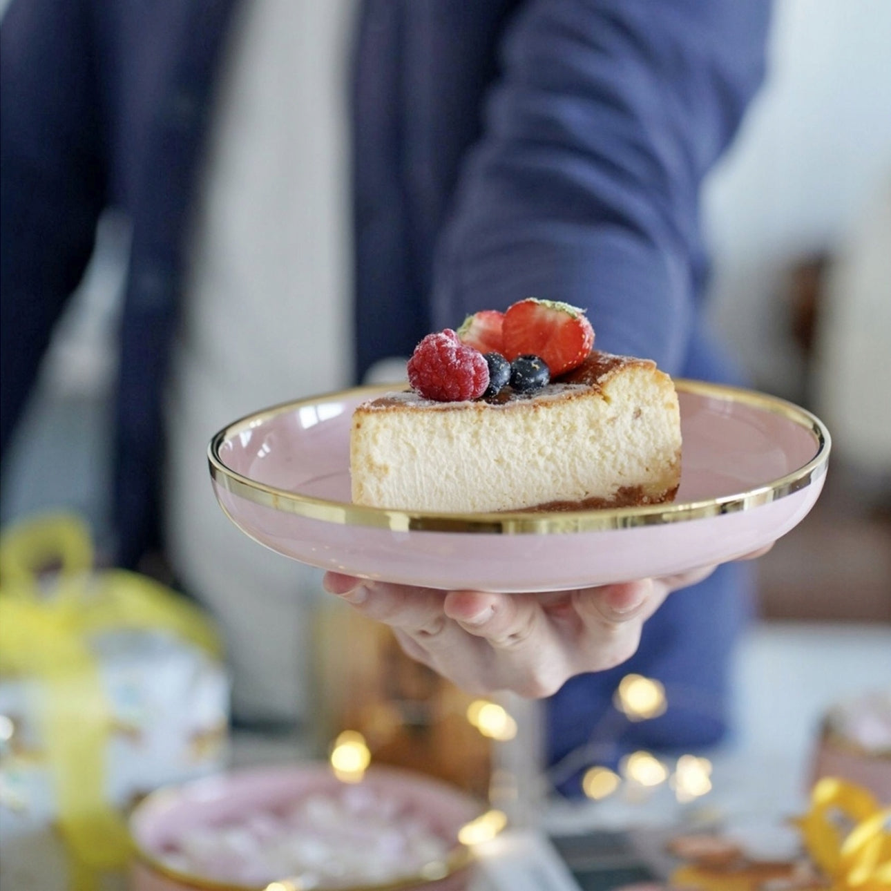 Rosa desserttallerken i porselen med gullkant, 19 cm diameter – stilfull servering fra Konighoffer