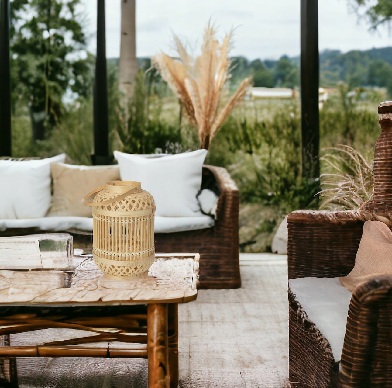 Dekorativ bambuslykt plassert på bord i vinterhage med naturnære omgivelser