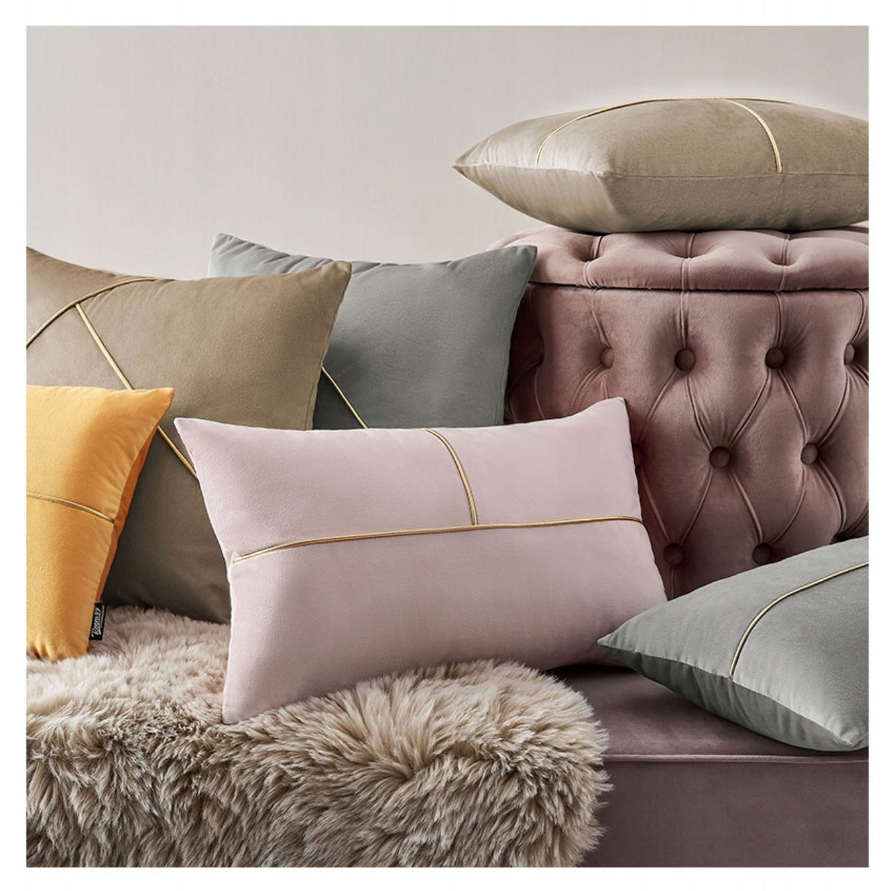 Samling av pynteputer i velur i ulike farger på rosa sofa med saueskinn