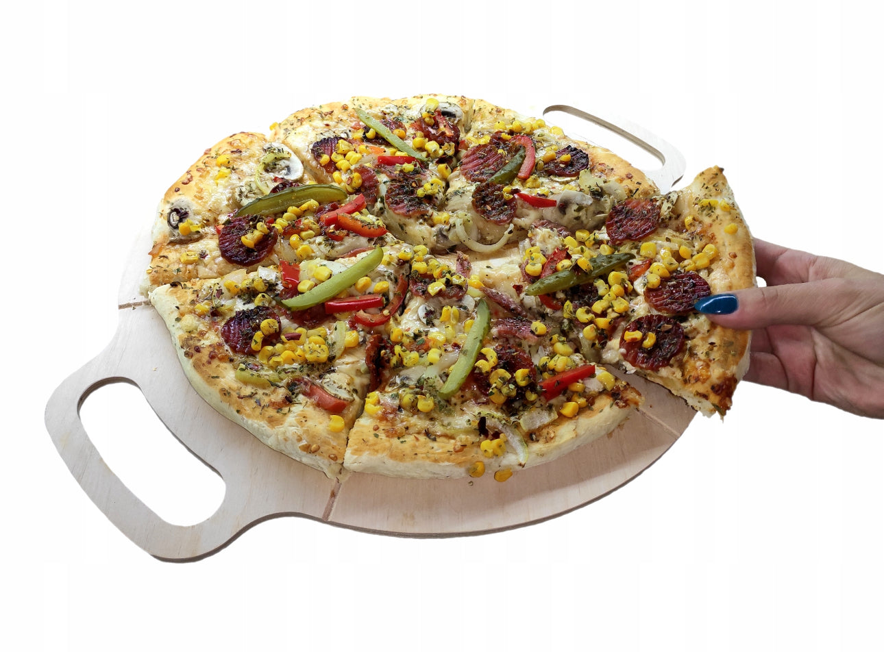 Ferdig oppskåret pizza på rundt trefarget pizzabrett med håndtak