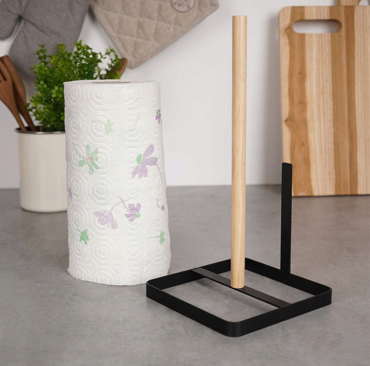 Kjøkkenmiljø med kjøkkenrull og moderne holder i industriell stil