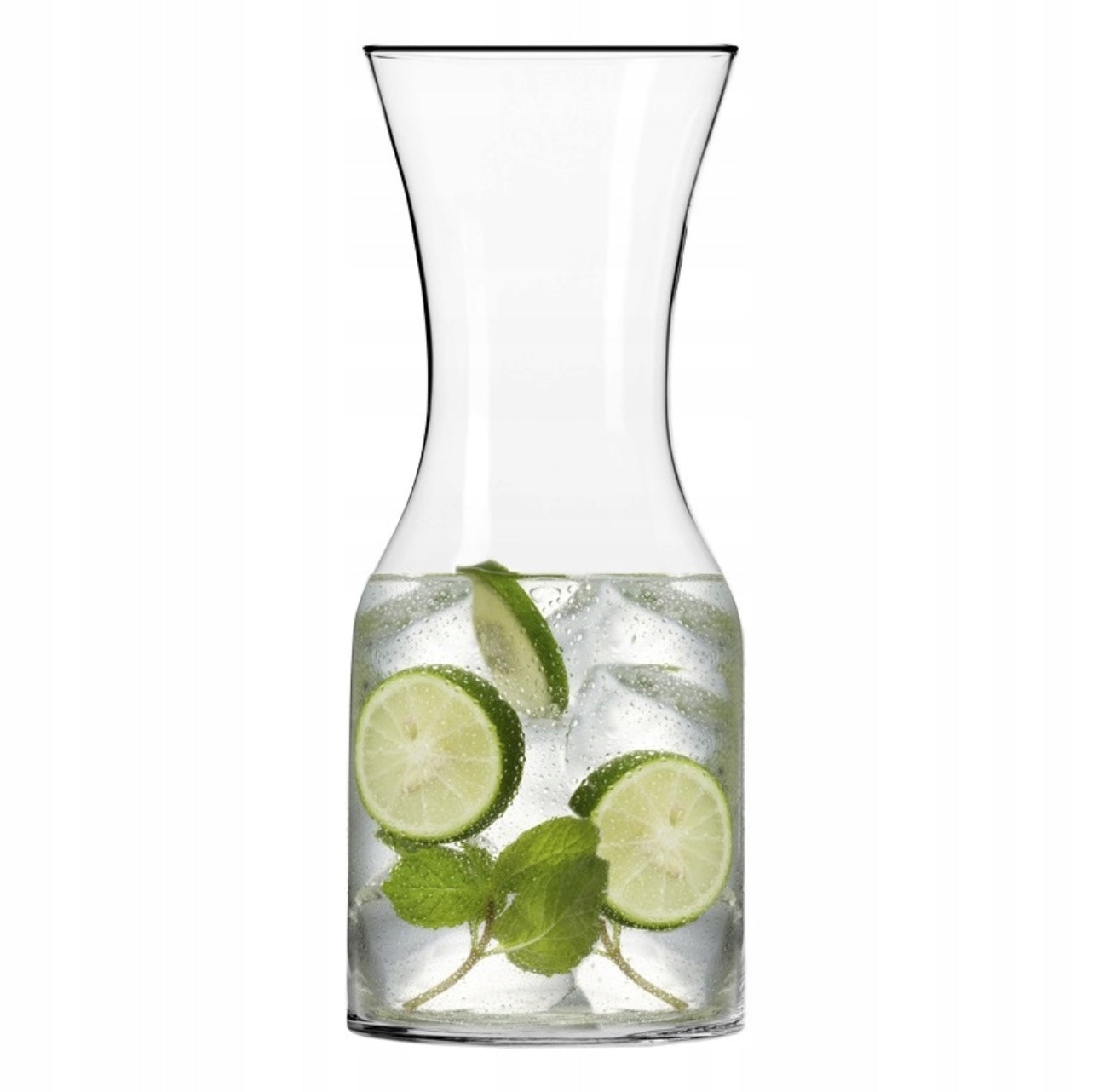 Klar glasskaraffel fylt med vann, lime og mynte på hvit bakgrunn