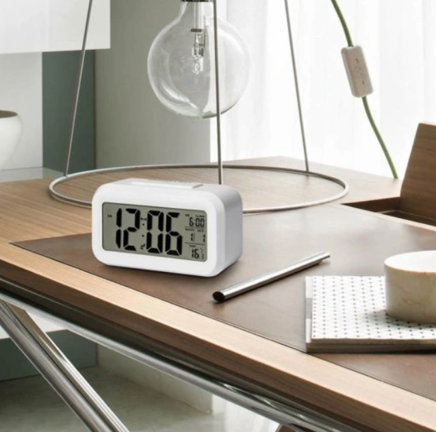 DIGI TIME: MODERNE LED DIGITAL ALARMKLOKKE I SLANKT 13,6X7,7CM DESIGN