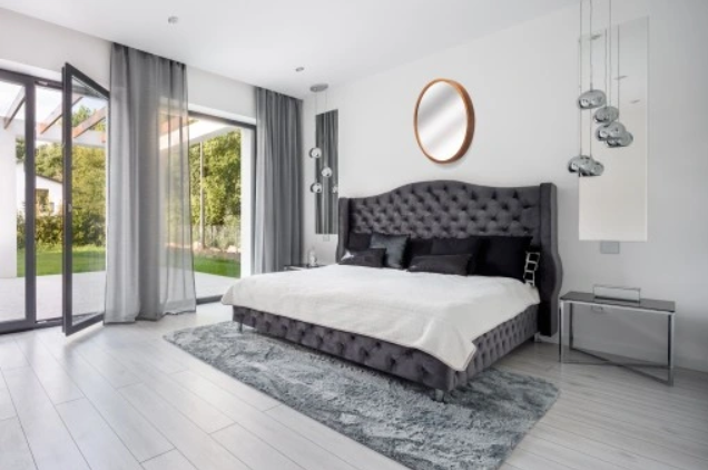 Rustikt rundt speil med ramme av naturlig furu, perfekt for skandinavisk interiørstil. Speilet har en tidløs design, fuktbestandig lakk og er ideelt til bad, stue, eller soverom. Laget med høykvalitets AGC Glass Europe for krystallklar refleksjon.