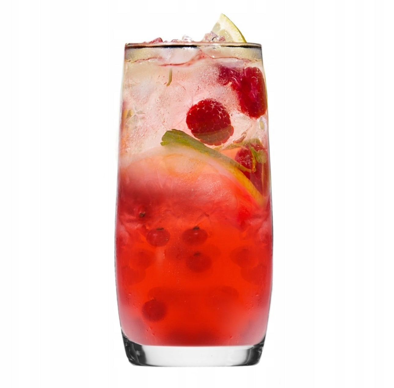 Høyt drikkeglass med rød fruktcocktail, is og sitronskive