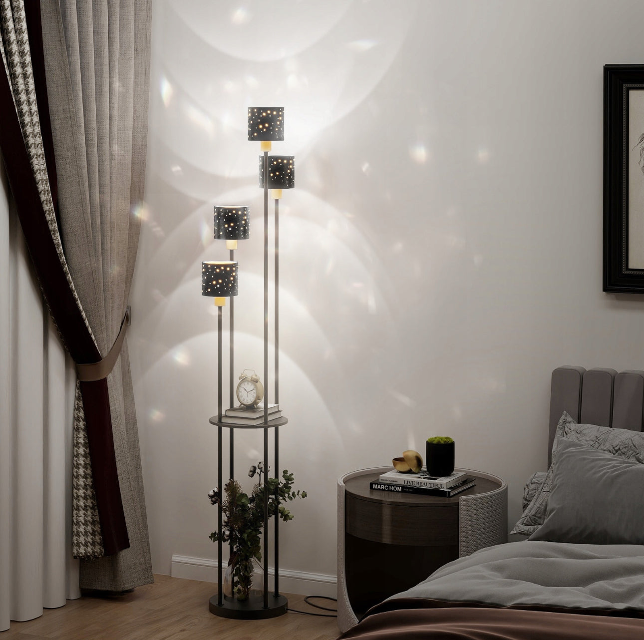 Svart gulvlampe med fire skjermer og gull innside ved sengegavl