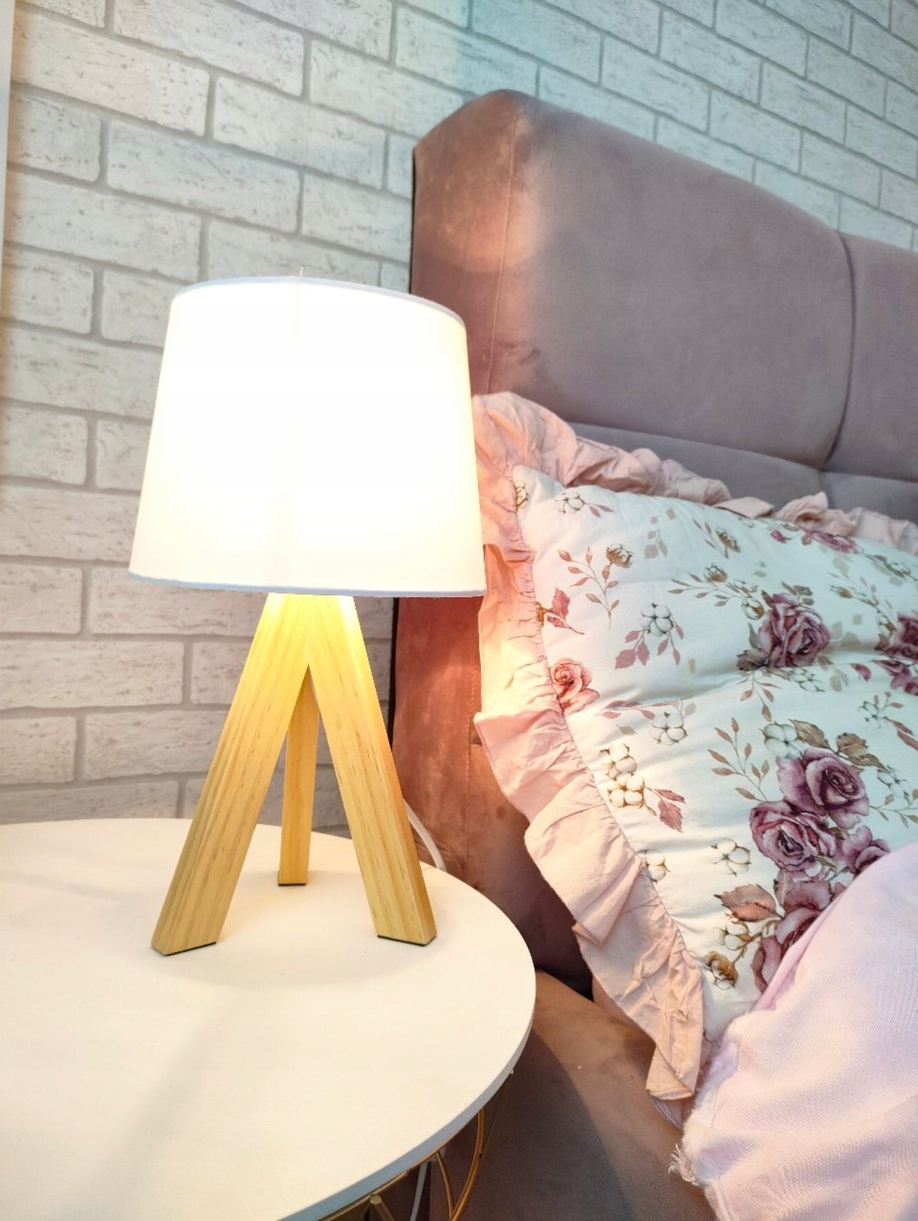 Moderne bordlampe i naturlig tre med hvit tekstilskjerm – høyde 35 cm, skjermdiameter 20 cm – stilren lampe til stue, soverom eller kontor – passer E14 LED-pære.