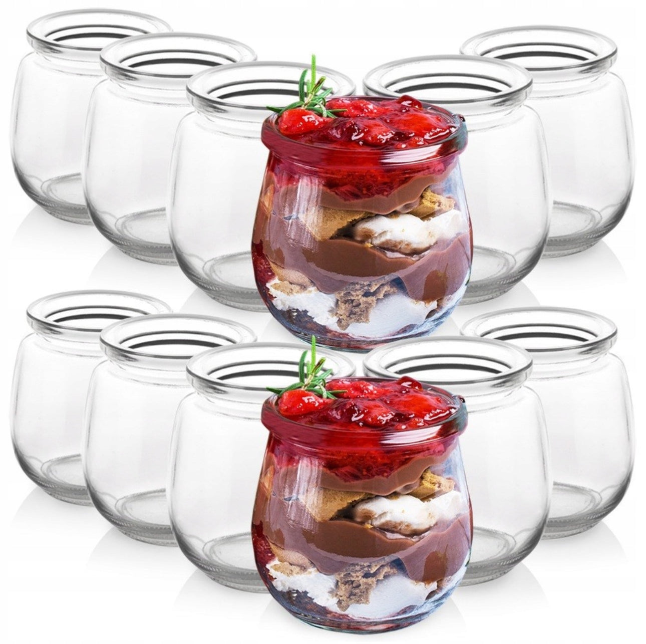 Tolv glasskrukker i sett, to fylt med dessertlag og resten tomme, arrangert på hvit bakgrunn