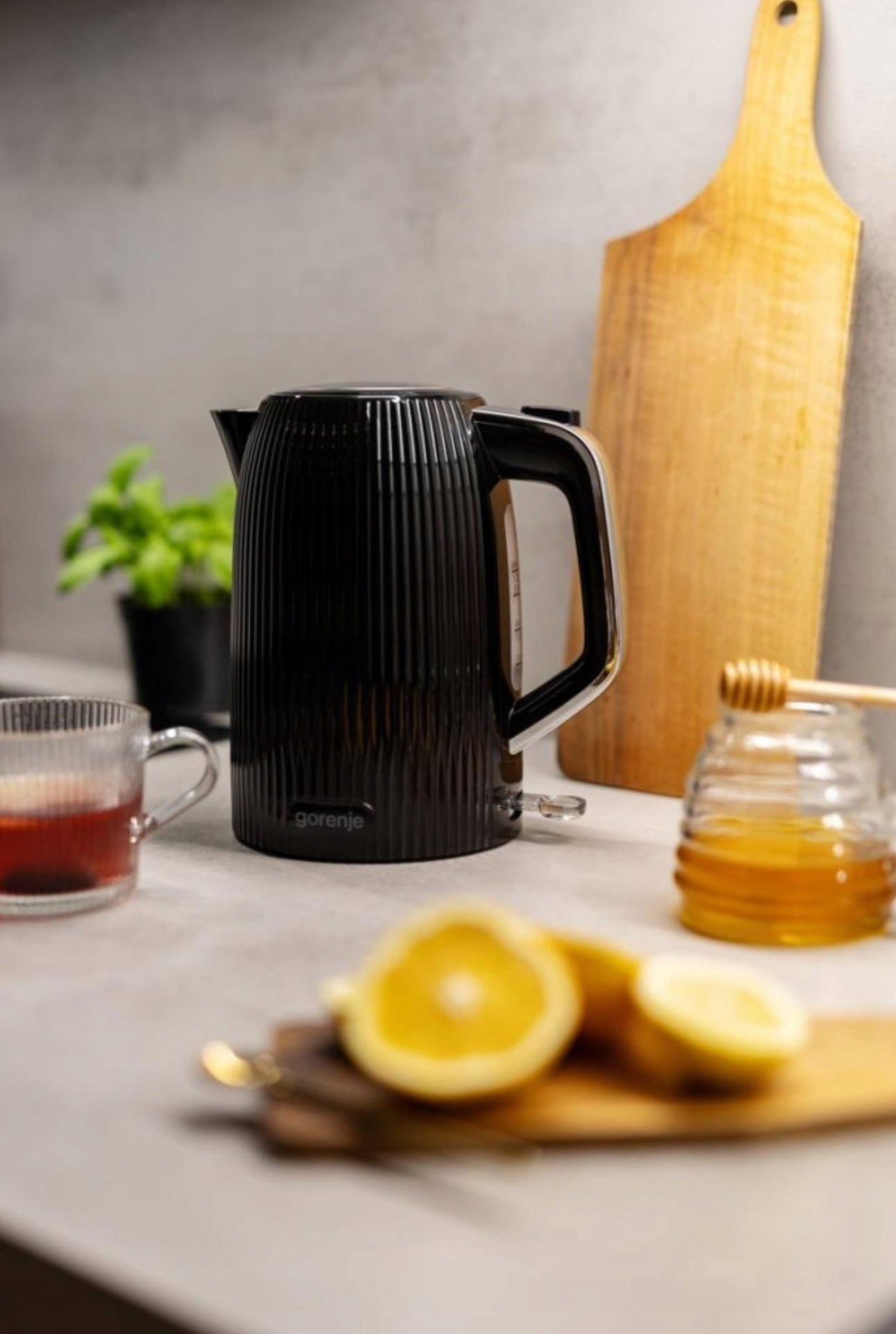 Gorenje elektrisk vannkoker, 1,7 liter kapasitet, svart design med rustfritt stål-element, 2200W effekt og roterbar base for enkel bruk.