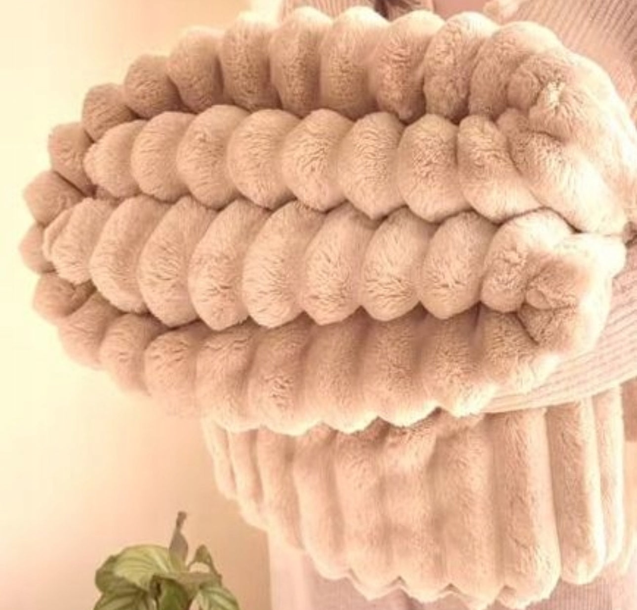 Pledd 160x200 cm i myk mikrofiber, strukturert med 5 cm brede striper – tilgjengelig i fargene pudderlilla, lys grå og grafitt. Perfekt som sofapledd eller sengeteppe.