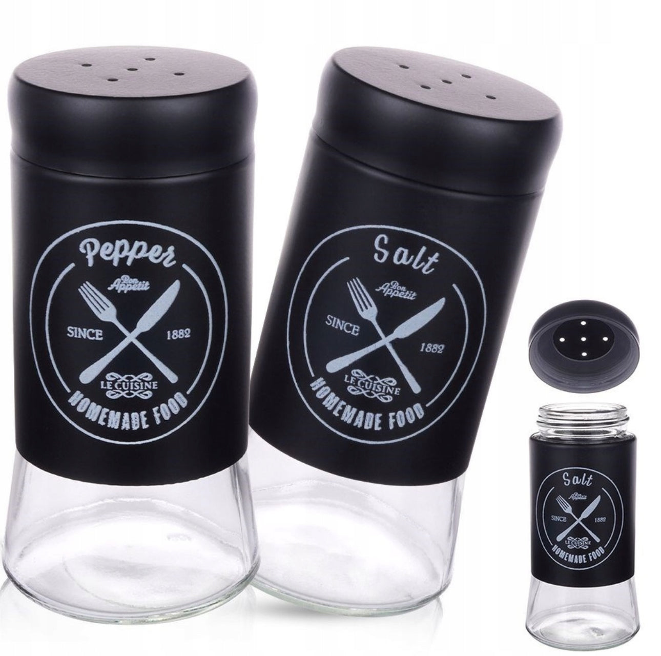 To tomme krydderglass med svart metallokk og dekorativ hvit tekst for salt og pepper, vist på hvit bakgrunn.