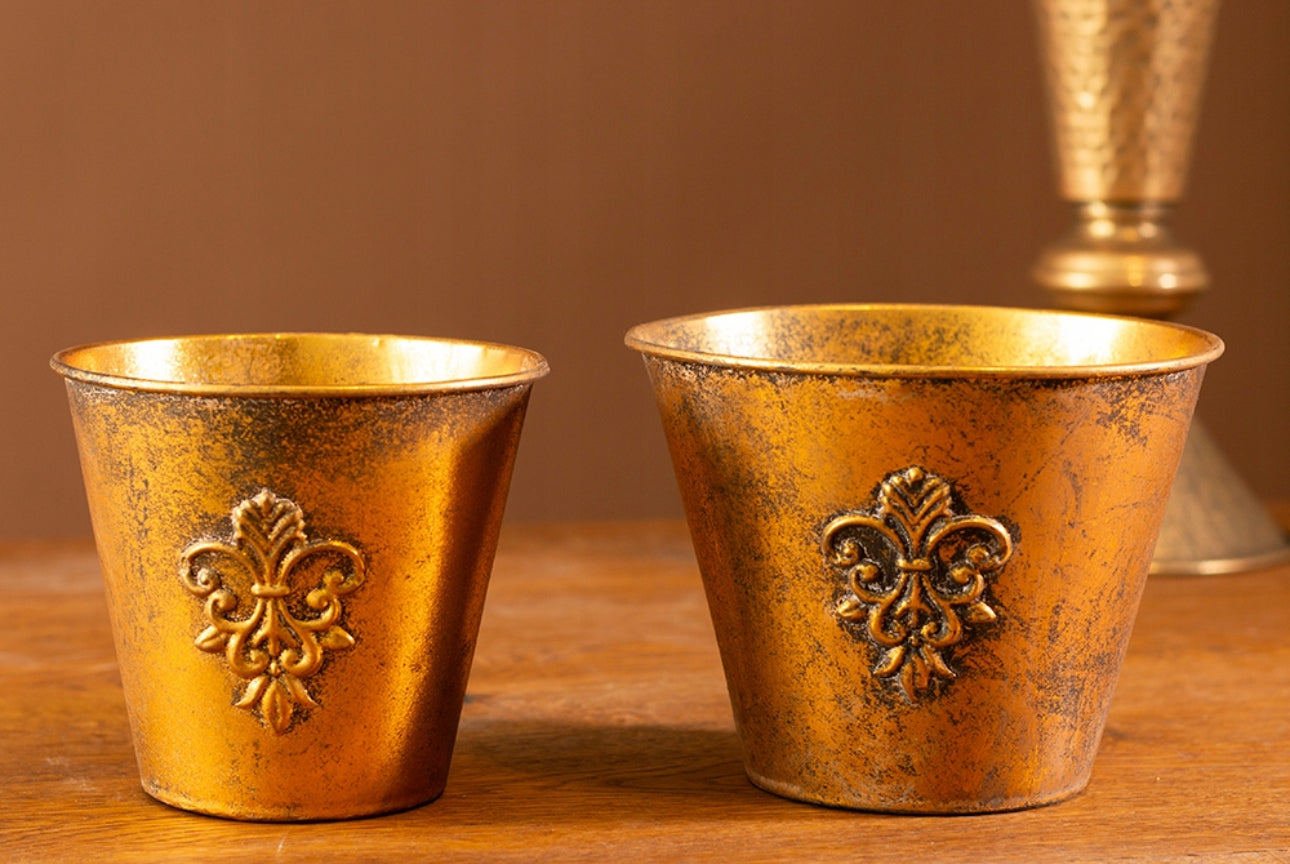 Sett med 2 runde blomsterpotter i metall – gullfarget med antikk finish og ornament, retro stil – stor potte Ø16,5 cm / H12,5 cm og liten potte Ø13,5 cm / H12 cm – perfekt til stue, borddekor og interiør