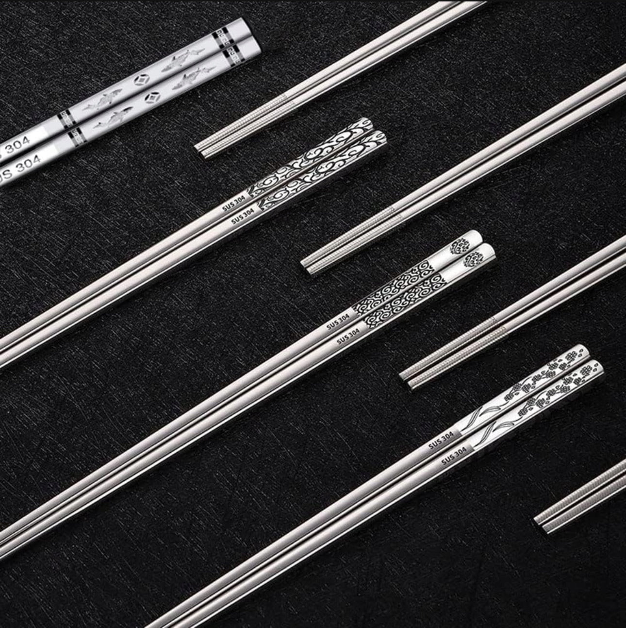 Premium rustfrie spisepinner i stål, 23,5 cm, sølvfarge med elegante mønstre. Laget av slitesterkt SUS 304 rustfritt stål. Perfekt for sushi og asiatiske retter.
