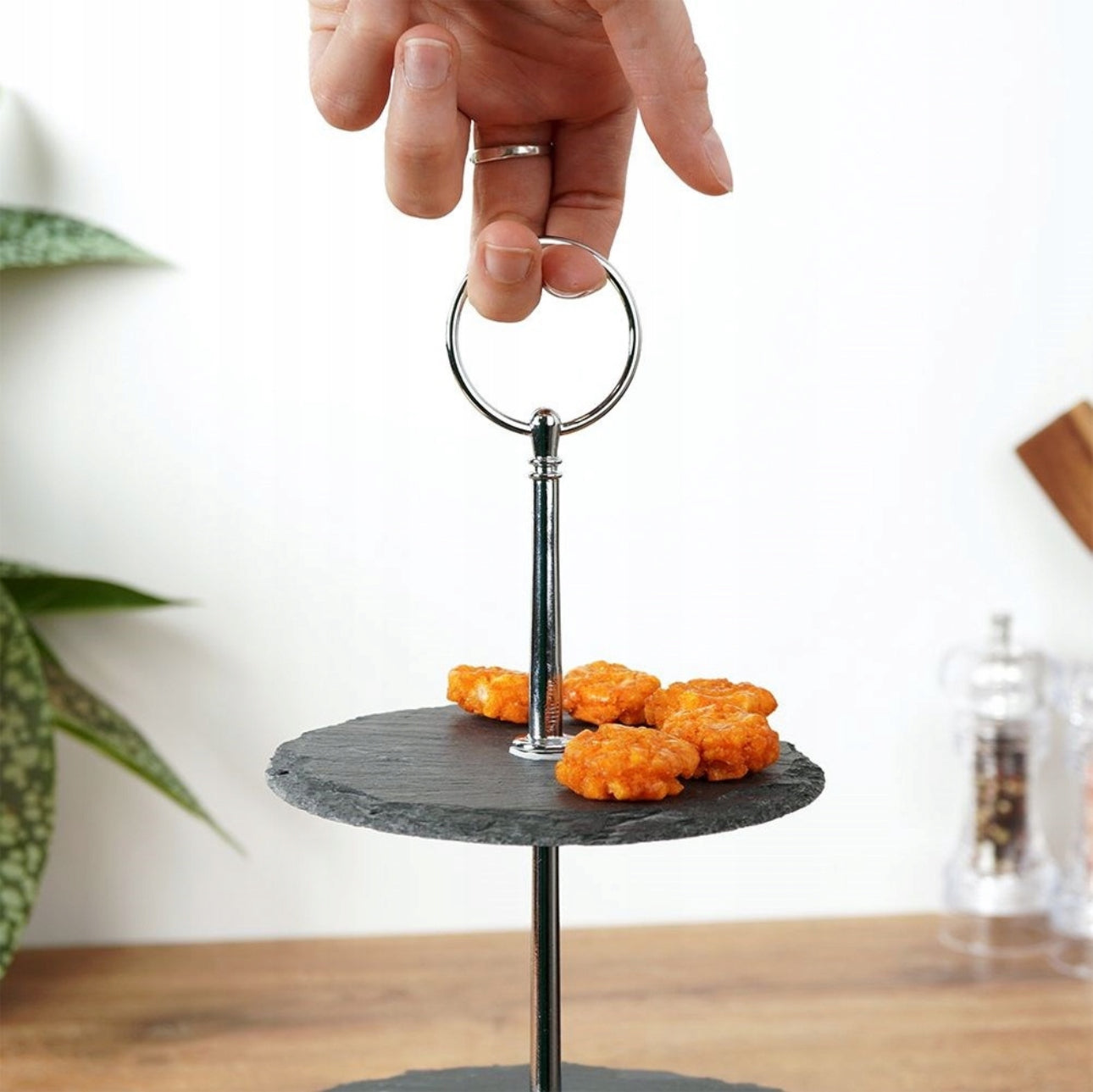 Elegant treetasjes serveringsbrett i mørk skifer for kaker og snacks