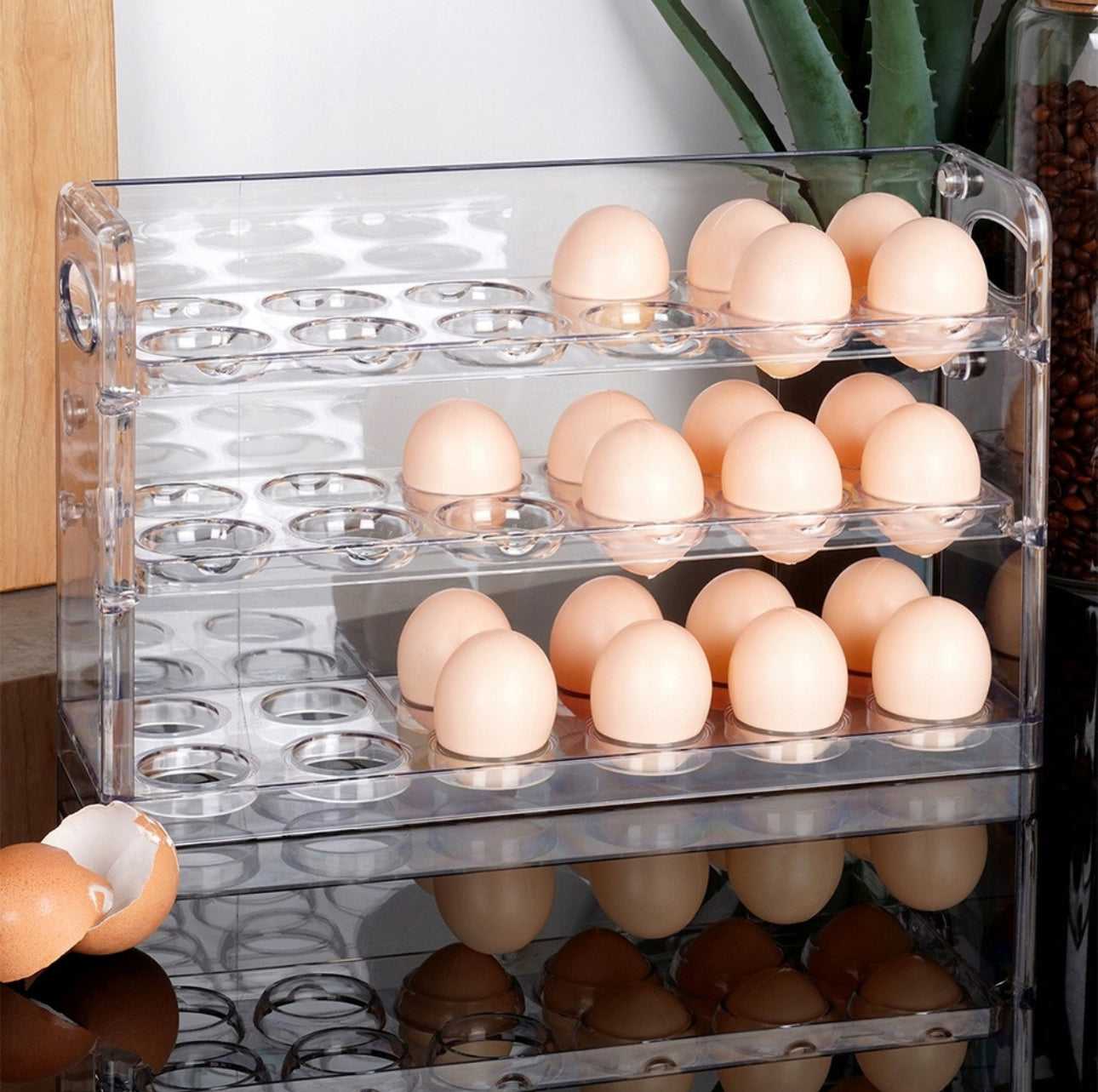 Eggstativ på kjøkkenbenk med planter og kjøkkenutstyr i bakgrunnen