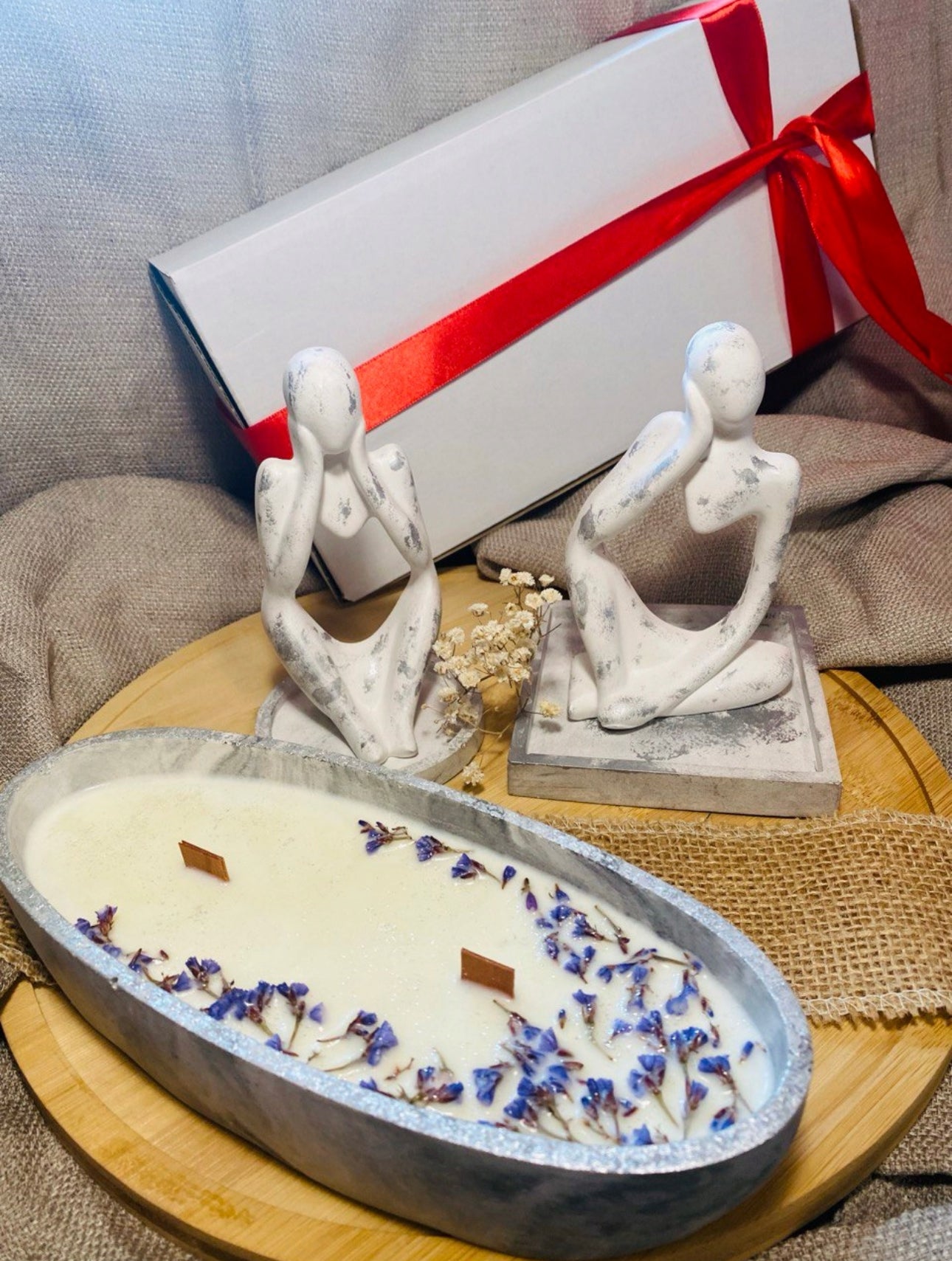 Unikt håndlaget soyalys i gipsbeholder med marmordesign, 21,5 x 8,5 x 4 cm. Dekorert med tørkede blomster og fylt med duften av vanilje og kakao. Perfekt for miljøvennlig interiør og langvarig bruk.