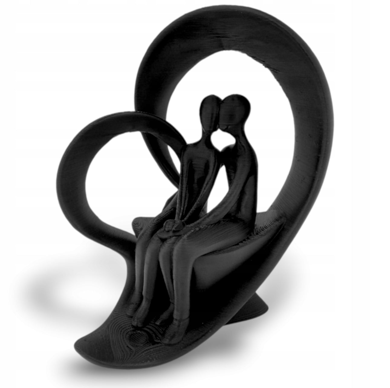 Svart moderne skulptur av sittende par i hjerteformet design