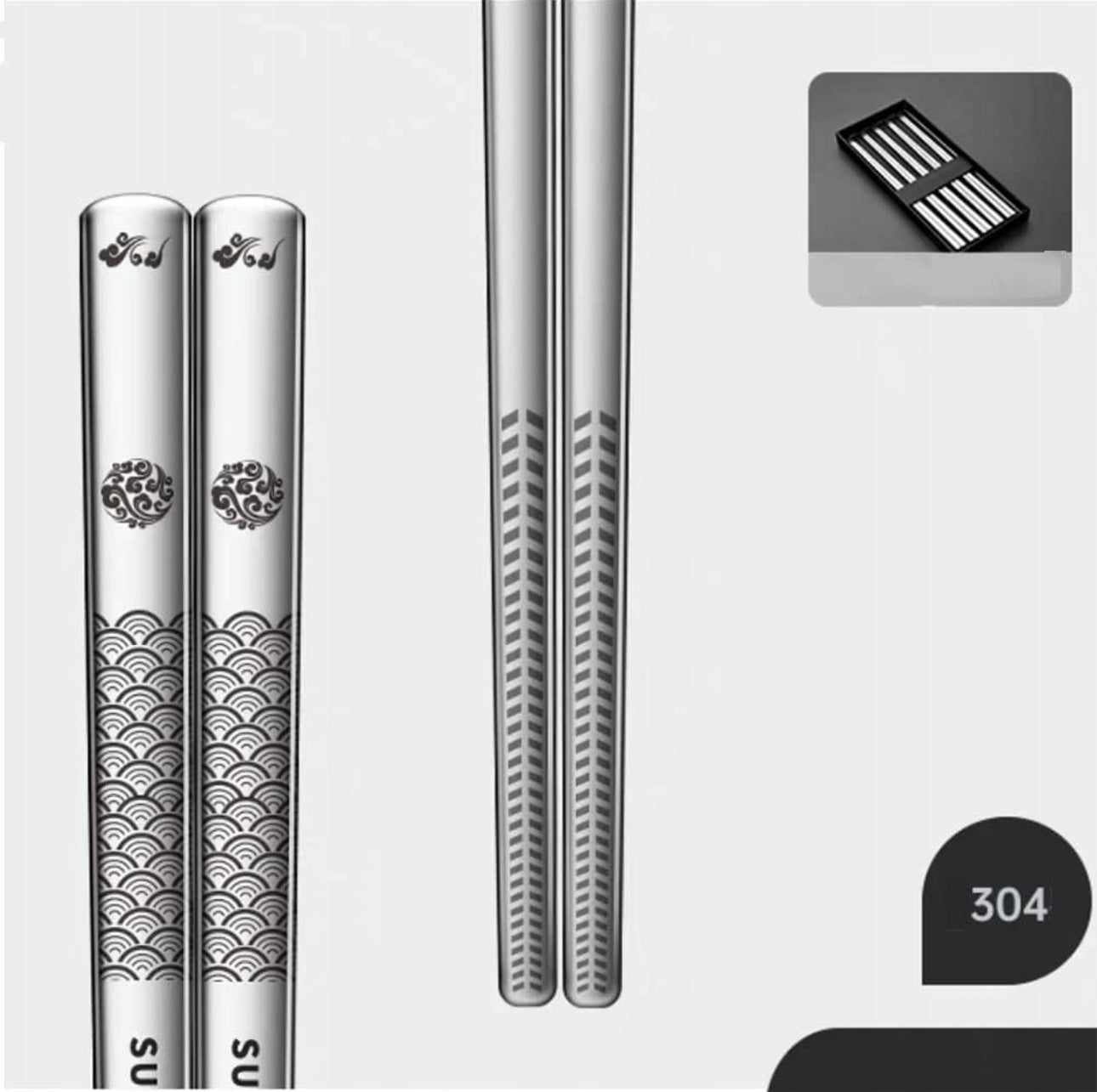 Premium rustfrie spisepinner i stål, 23,5 cm, sølvfarge med elegante mønstre. Laget av slitesterkt SUS 304 rustfritt stål. Perfekt for sushi og asiatiske retter.