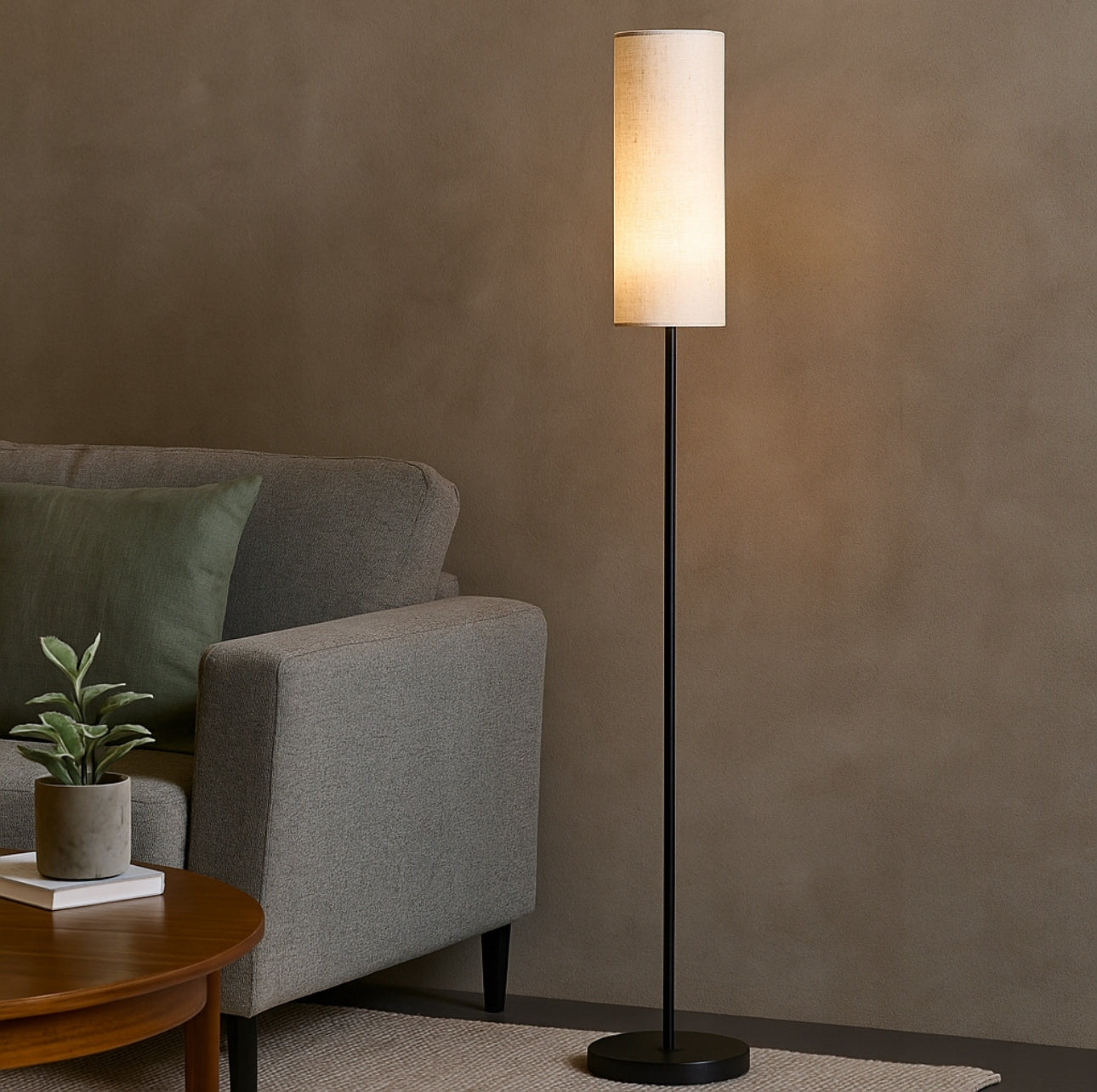 Elegant gulvlampe med sylinderformet skjerm ved sofa i stue