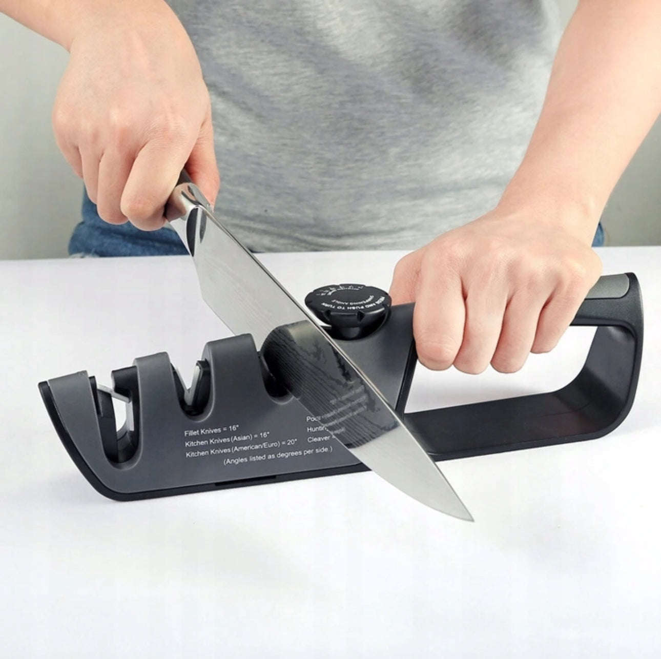 Justerbar knivsliper i ergonomisk design, svart farge, med wolframstål og keramiske slipehjul. Passer til kniver i størrelser fra filétkniver til kjøkkenkniver. Perfekt for presis og sikker sliping.