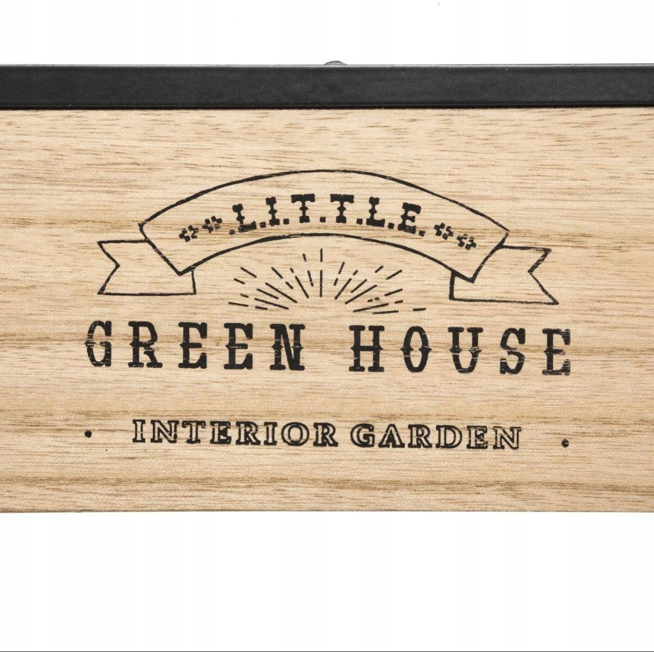 Logo trykket på naturlig trekasse med teksten “Little Green House”
