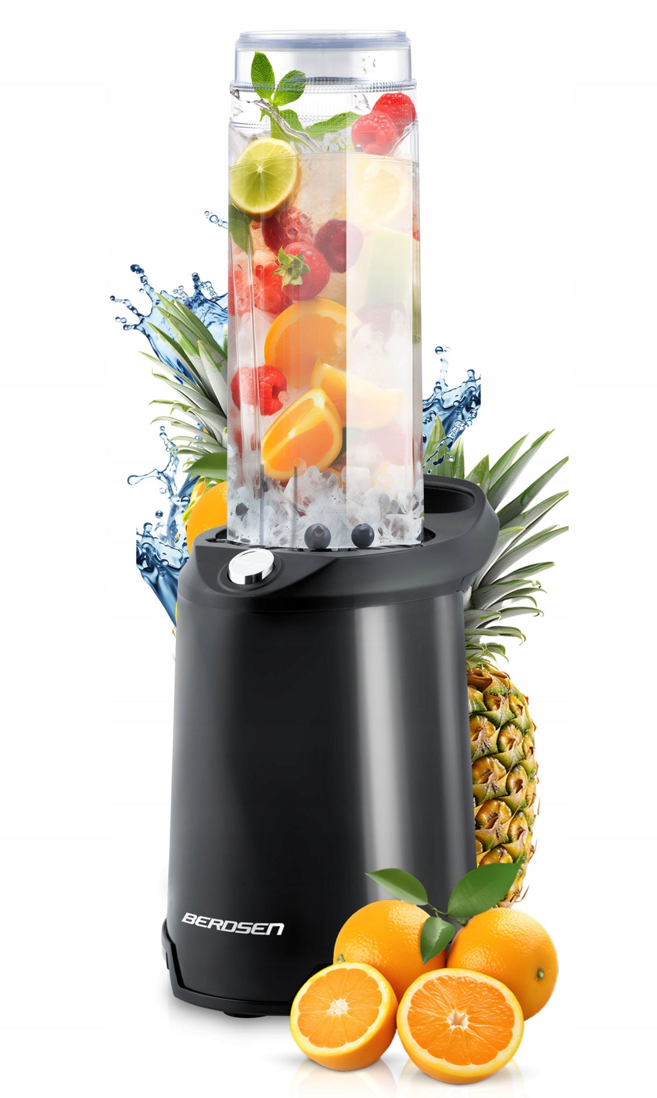 Sort smoothieblender fylt med isbiter, sitrus og bær med ananas og appelsin