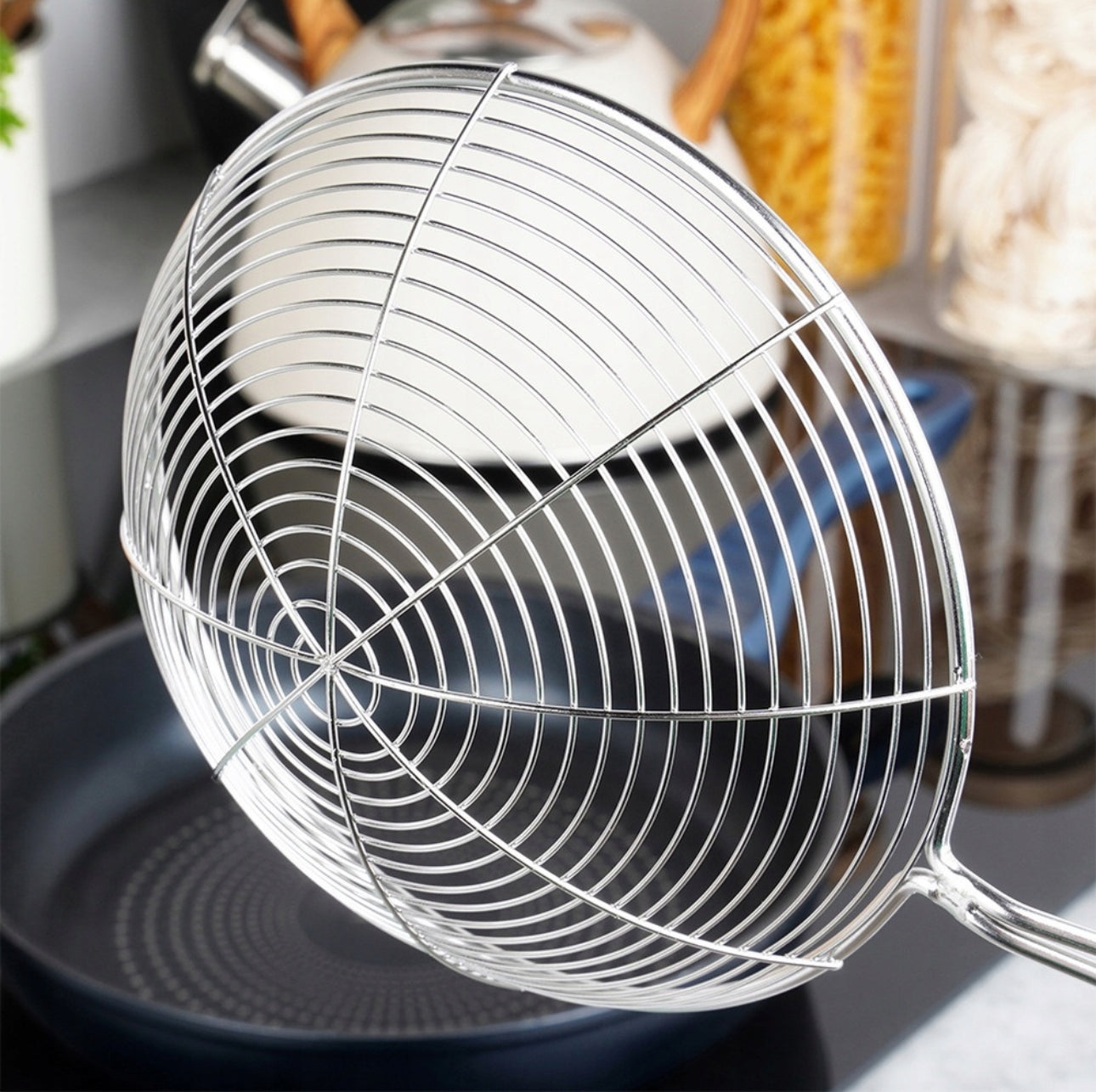 Nærbilde av sirkelformet nettinghode i rustfritt stål med tett spiraldesign