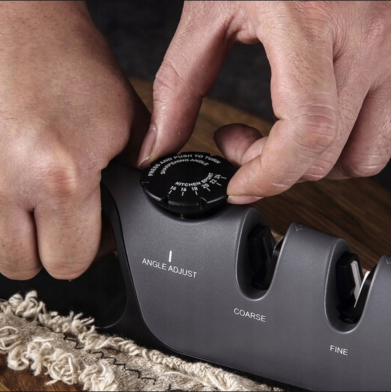 Justerbar knivsliper i ergonomisk design, svart farge, med wolframstål og keramiske slipehjul. Passer til kniver i størrelser fra filétkniver til kjøkkenkniver. Perfekt for presis og sikker sliping.