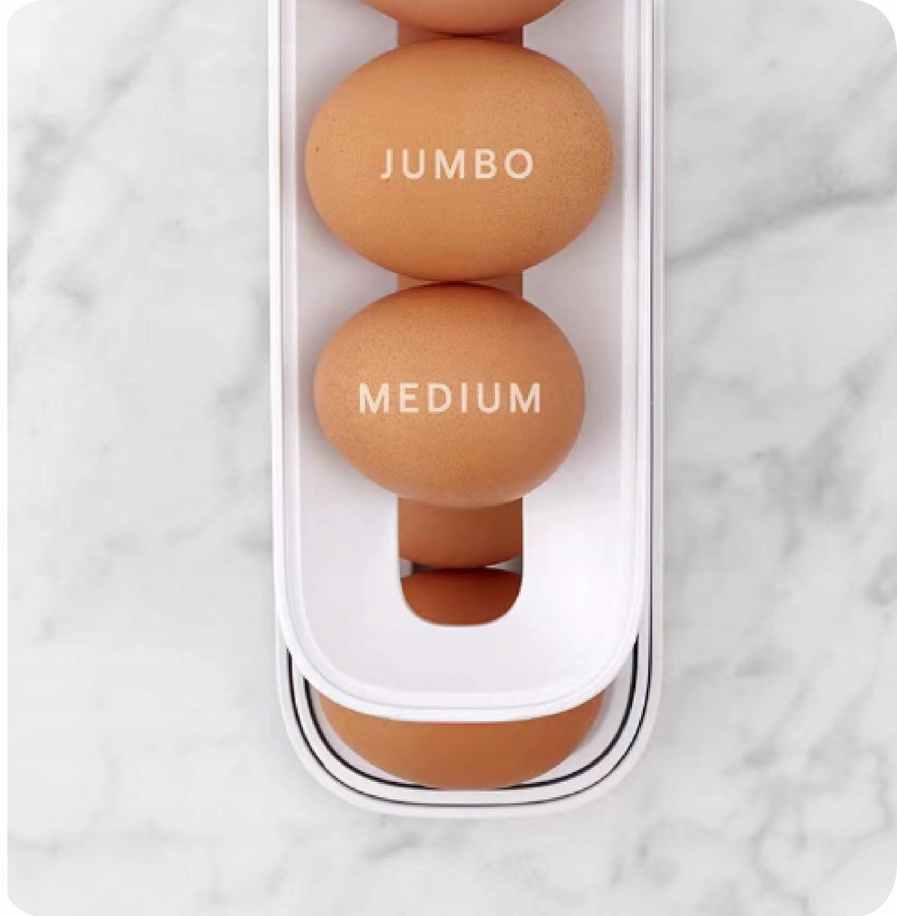 Oversiktsbilde av egg i stativ med merking for størrelser jumbo og medium