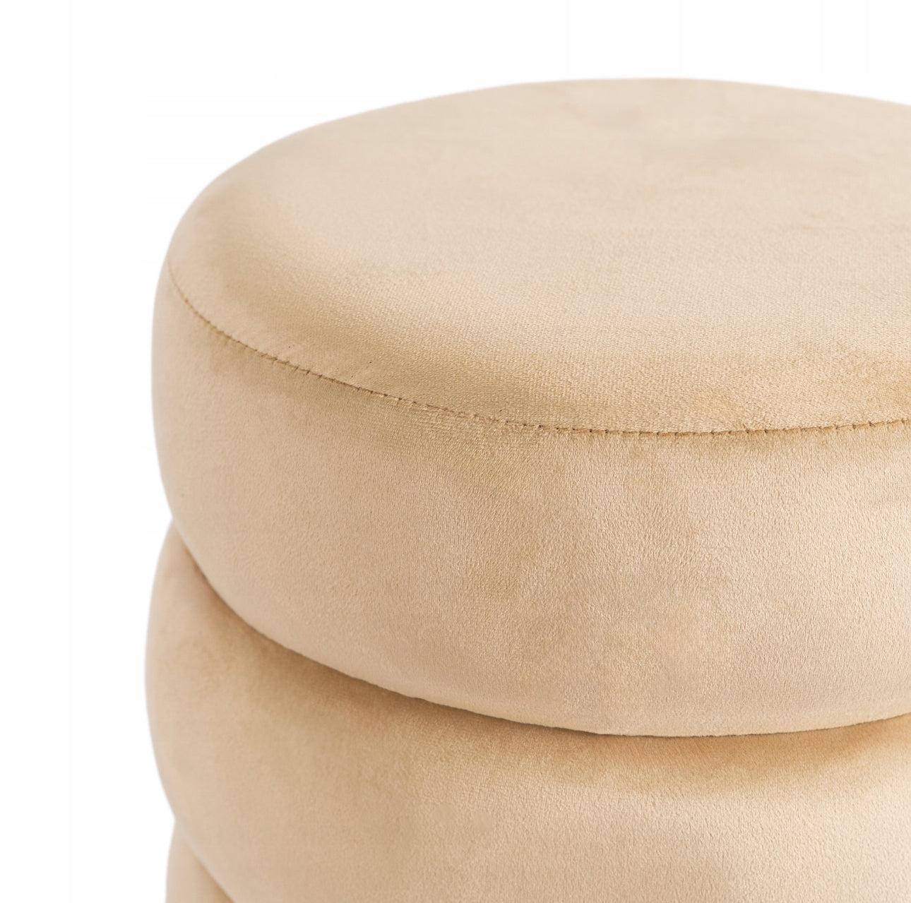 Nærbilde av rund puff i lys beige velour med tydelig søm og myk tekstur