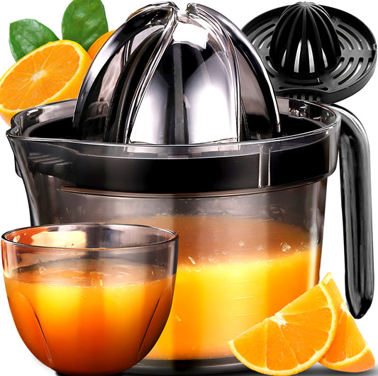 Elektrisk sitruspresse i svart plast med gjennomsiktig beholder, fylt med fersk appelsinjuice og appelsinskiver rundt.