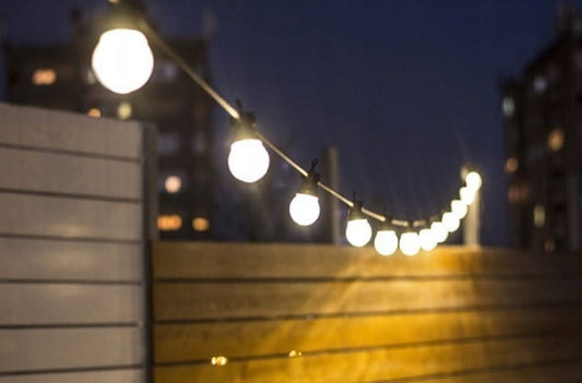 LED lysslynge 15 meter med 50 varmhvite LED-pærer, IP44 vanntett for utendørs bruk. Perfekt til hage, terrasse og festdekor. Strømdrevet 230V, energieffektiv belysning i slitesterkt plastmateriale.
