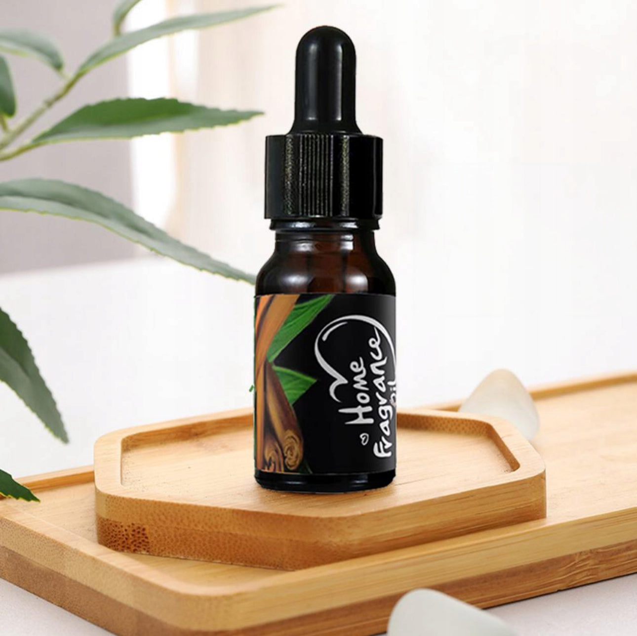 Sett med 12 naturlige eteriske oljer til diffuser og aromaterapi, inkludert dufter som lavendel, sitron, rose og kanel. Perfekt for avslapning, stressreduksjon og å skape en behagelig atmosfære i hjemmet. Høykvalitets oljer i praktisk 10ml flaske, ideelle for bruk i luftfuktere, badekar og massasje.