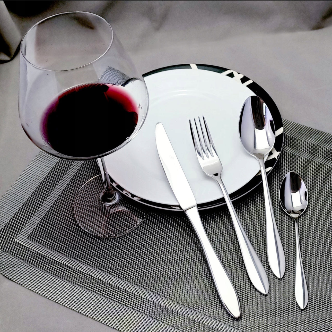 Bestikksett 24 Deler for 6 Personer – Sølvfarget Rustfritt Stål 18/10, Leveres i Elegant Sort Gaveeske