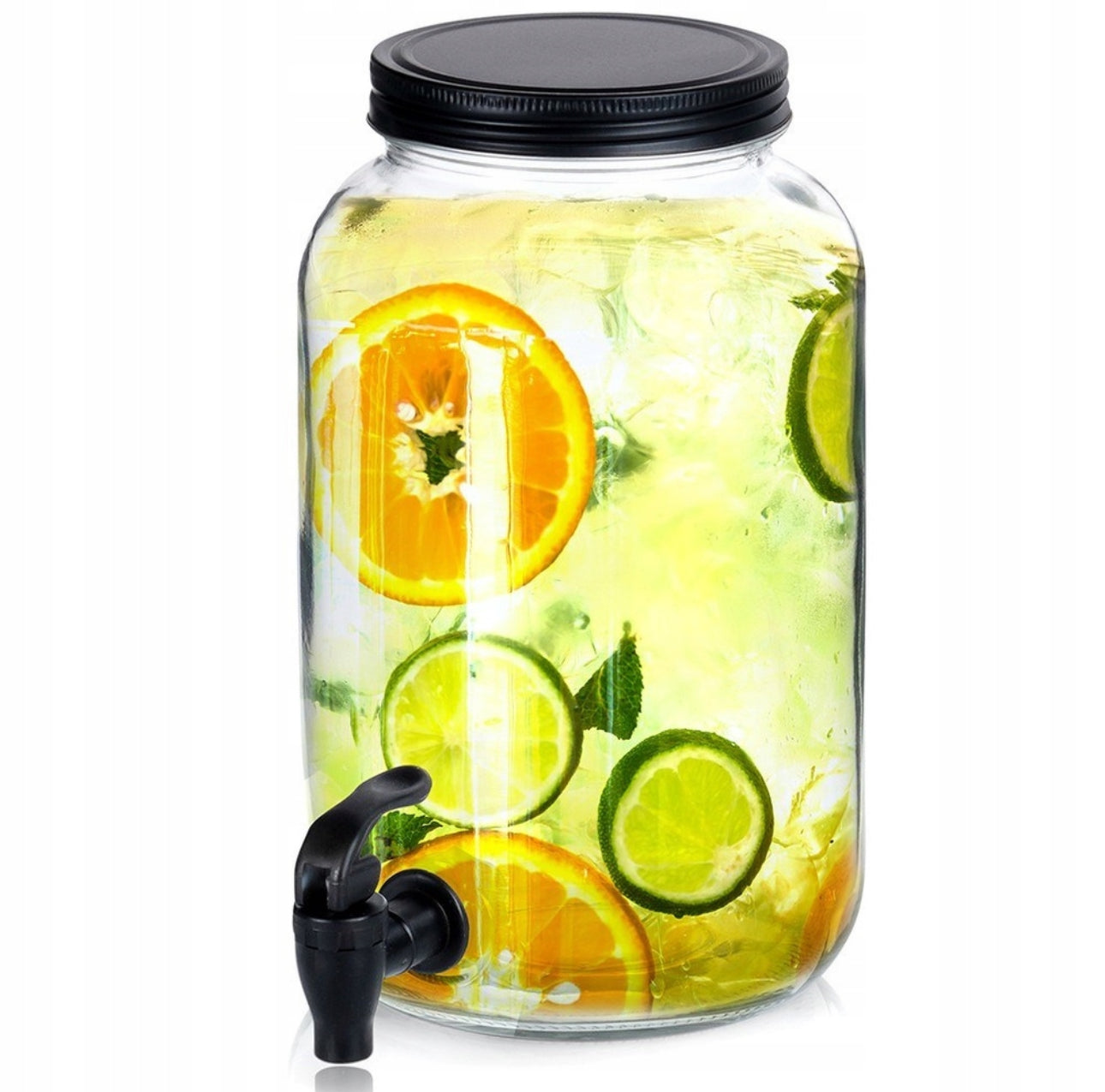Nærbilde av glassdispenser fylt med fruktvann, sitrus og mynte