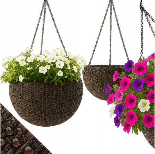 Brun hengende blomsterpotte i rattanimitasjon med hvite blomster