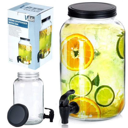 Glassdispenser med sort lokk og tappekran, fylt med isbiter, appelsin- og limeskiver