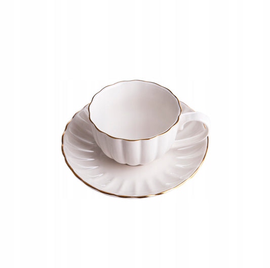 Elegant hvit porselenskopp med matchende skål og gullkant