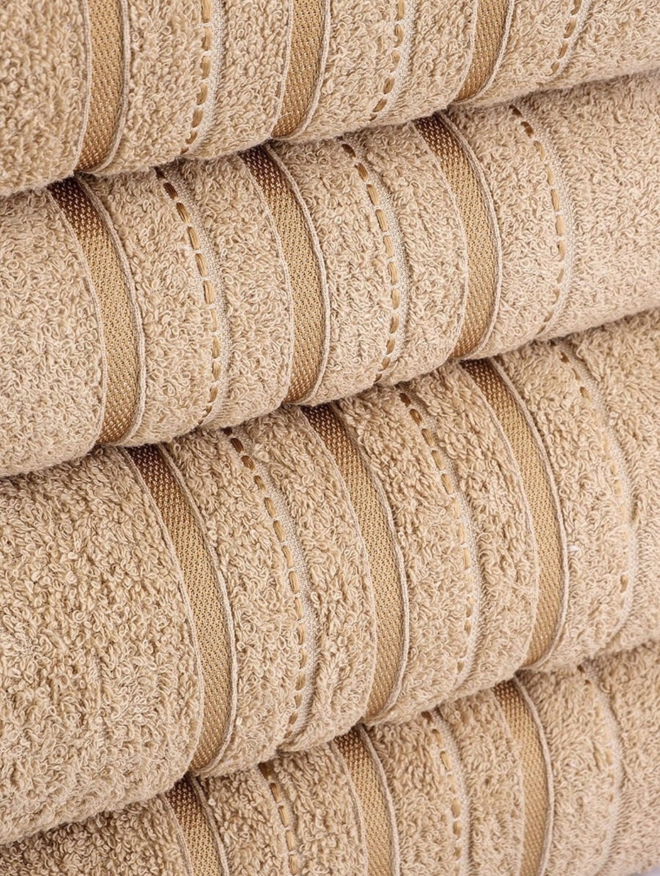 Sett med luksuriøse bomullshåndklær i grå, beige og kremfarger – perfekt for badet. Myke og slitesterke håndklær i 100 % bomull med høy absorberingsevne og elegant design. Tilgjengelig i ulike størrelser for optimal komfort og funksjonalitet. Settet inkluderer 2stk 50x90cm og 2stk 70x140cm.